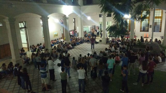Los estudiantes del Normal 2 declaran persona no grata a la rectora de la institución