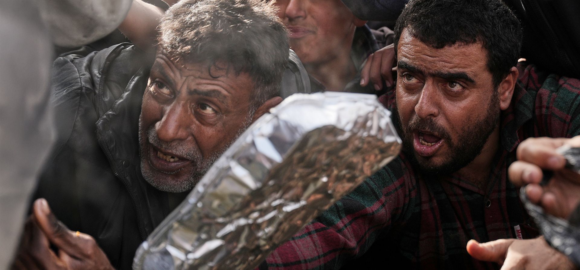 Palestinos esperan recibir alimentos donados en un centro de distribución en Khan Younis, al sur de la Franja de Gaza, el viernes 23 de enero de 2026. (Foto AP/Abdel Kareem Hana) Palestinos esperan recibir alimentos donados en un centro de distribución en Khan Younis, al sur de la Franja de Gaza, el viernes 23 de enero de 2026. (Foto AP/Abdel Kareem Hana)