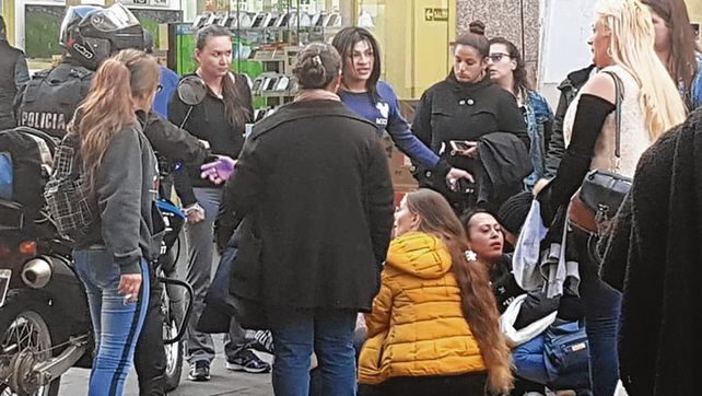 En el suelo. Imagen captada en el momento de la agresión.