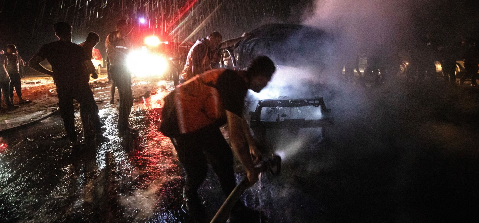 Personal de defensa civil extingue un incendio en un automóvil destruido por un ataque aéreo israelí, Ciudad de Gaza, Palestina. Fotografía: Mohammed Saber/EPA Personal de defensa civil extingue un incendio en un automóvil destruido por un ataque aéreo israelí, Ciudad de Gaza, Palestina. Fotografía: Mohammed Saber/EPA