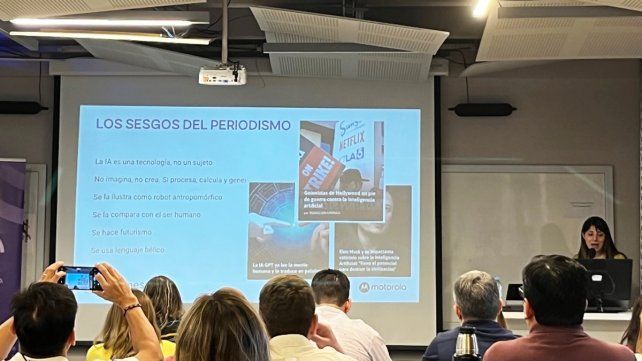 ¿Con la inteligencia artificial se está evolucionando hacia un periodismo que prescinde de lo humano? ¿Cuál será el rol de los y las periodistas en esta carrera tecnológica? El primer panel del 12º Congreso Fopea de Periodismo Multiplataforma