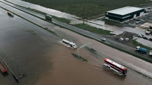 La inundación afecta a la ruta 9, a la altura de Campana y dejó varados a dos micros.