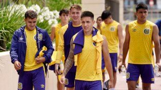 Central en Montevideo. Coyote Rodríguez encabeza la fila de jugadores a llegar al hotel Cottage, tras la sesión de gimnasio.