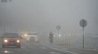 Luces que parecen ténues. La niebla se apoderó de Rosario.