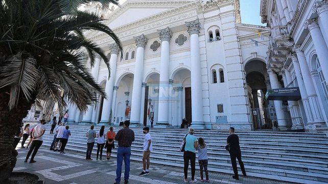 Paranaenses realizan el recorrido de las Siete Iglesias de un modo especial