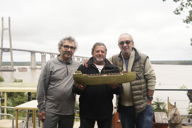 Hugo Cosciuc, José Luis Espeche y Charly López, con la maqueta del barco.