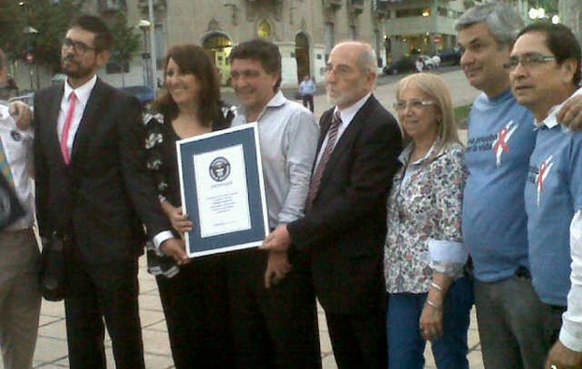 Mónica Fein y responsables de la campaña Una Prueba por la Vida reciben la certificación de un juez internacional de Guinness.