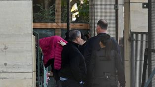 Brenda Uliarte, tapada con una campera, llega a los tribunales de Comodoro Py donde será indagada nuevamente por el intento de asesinato a Cristina Kirchner.