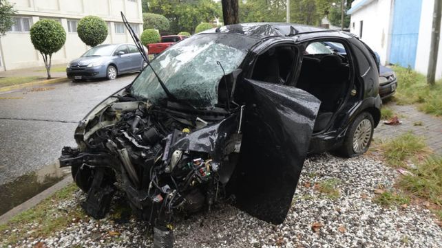 Así quedó el Citroen C3 en donde viajaba la familia Pizorno. Murieron un hombre y su hijo de 8 años.&nbsp;