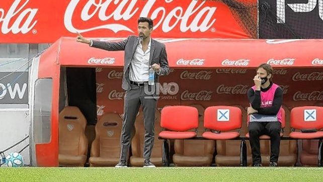 El DT de Colón Eduardo Domínguez acertó con Defensa y se equivocó con Independiente.