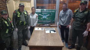 Gendarmería constató que un hombre viajaba con armas y municiones sin documentación. Intervino la Fiscalía de Villa Paranacito.