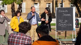 Rubén Giustiniani presentó sus propuestas de educación en una clase abierta en la Plaza Sarmiento frente a la escuela Normal 1.&nbsp;