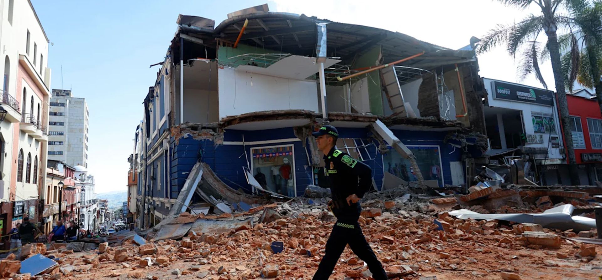 Un agente de policía camina entre los escombros de un establecimiento comercial dañado tras el terremoto ocurrido en Manizales, Colombia, el 10 de agosto de 2026. (Foto de Jonh Bonilla / AFP vía Getty Images) Un agente de policía camina entre los escombros de un establecimiento comercial dañado tras el terremoto ocurrido en Manizales, Colombia, el 10 de agosto de 2026. (Foto de Jonh Bonilla / AFP vía Getty Images)