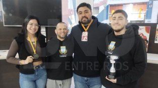 Abril Zapata, el profesor Agustín Musante, Jesús Lubo y Franco Lescano con sus preseas y el trofeo de equipos en lucha grecorromana.