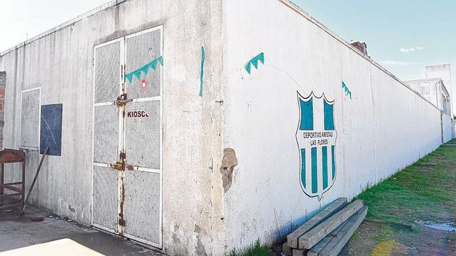 El portón de ingreso al club Deportivo Amistad tuvo que ser reparado después de cada robo.