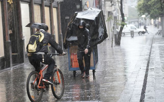 Este viernes arrancó con intensas lluvias y el tiempo inestable seguirá durante todo el día. El fin de semana habrá buenas condiciones.&nbsp;