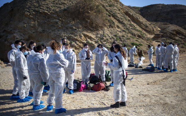 Soldados israelíes se preparan para las operaciones de limpieza de alquitrán de una playa después de un derrame de petróleo en el mar Mediterráneo en la reserva natural de Sharon Beach, Gaash.