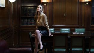 Georgina Losada posa en el despacho de su hermana en el Senado de la Nación. (Gentileza Clarín)