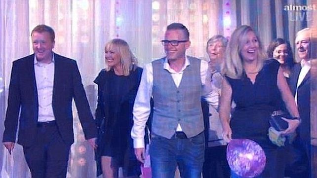 Su marido estaba de la mano de otra mujer.