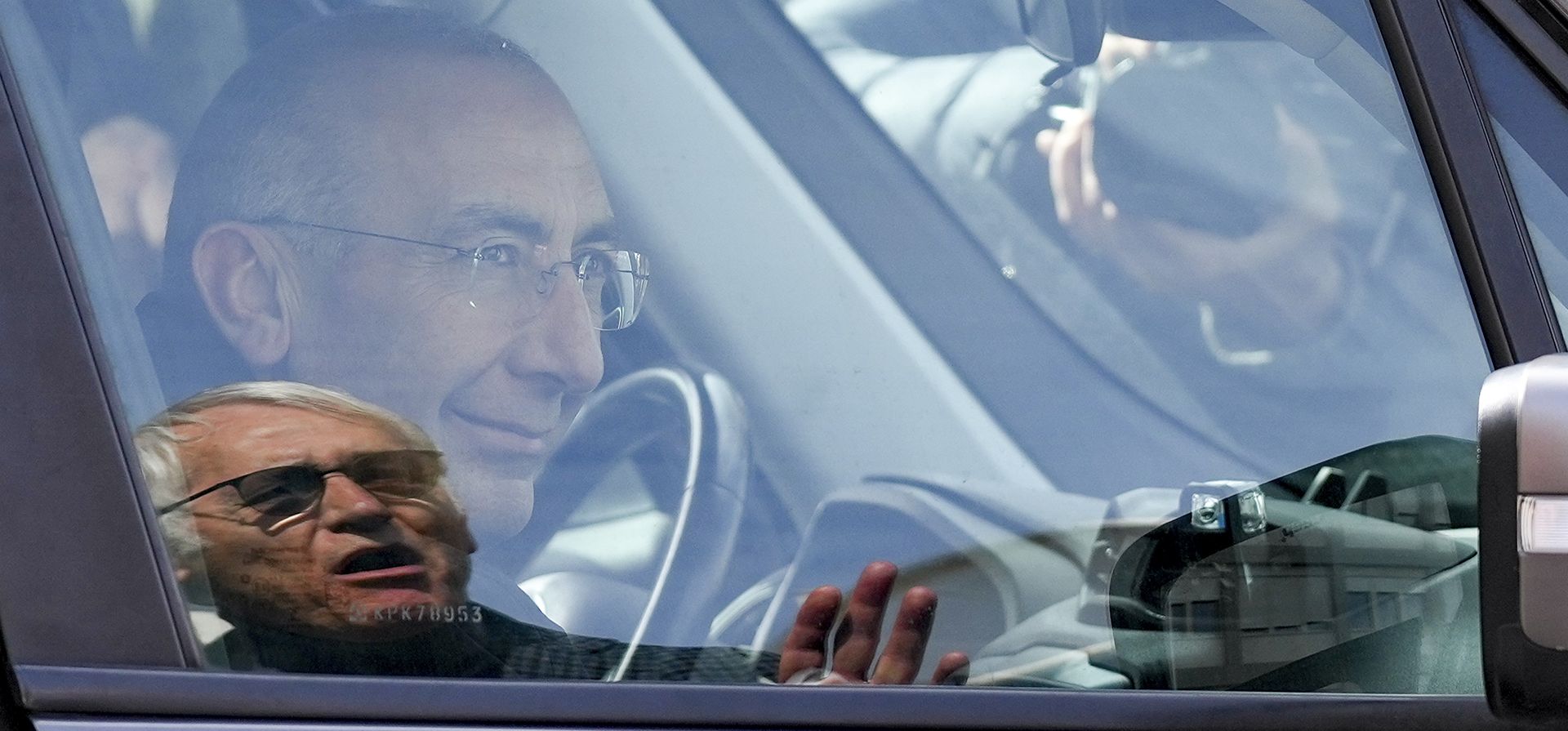 El cardenal Baldassarre Reina saluda desde un automóvil al salir del Policlínico Agostino Gemelli, donde el papa Francisco está hospitalizado desde el viernes 14 de febrero, en Roma, el miércoles 26 de febrero de 2025. (Foto AP/Andrew Medichini) El cardenal Baldassarre Reina saluda desde un automóvil al salir del Policlínico Agostino Gemelli, donde el papa Francisco está hospitalizado desde el viernes 14 de febrero, en Roma, el miércoles 26 de febrero de 2025. (Foto AP/Andrew Medichini)