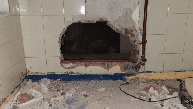 Los delincuentes pretendieron ingresar a la sucursal del banco Santander realizando un boquete en un baño del local.