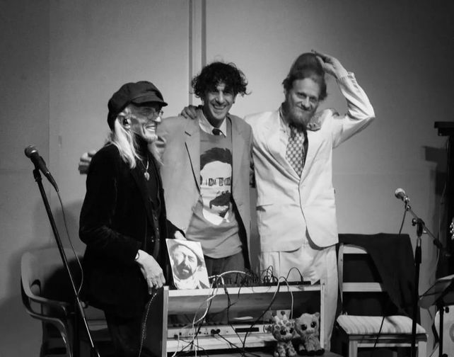 “Yoyando con Oliverio”, “una exploración sonora del multiverso de Oliverio Girondo”, con las actuaciones de Pablo Deseta, Atilio Basaldella y Omar Serra.