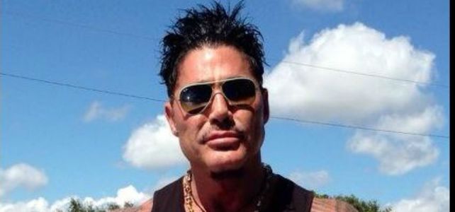 Bolichero y sin operaciones: el álbum secreto de un muy joven Ricardo Fort