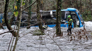 Dos muertos y tres desaparecidos al caer un colectivo a un río en España