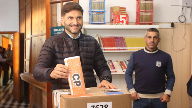El gobernador Maximiliano Pullaro participó de las elecciones en Hughes.
