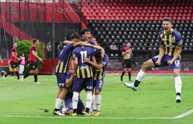 El festejo de los chicos de Central que le ganan 1 a 0 a Newells.
