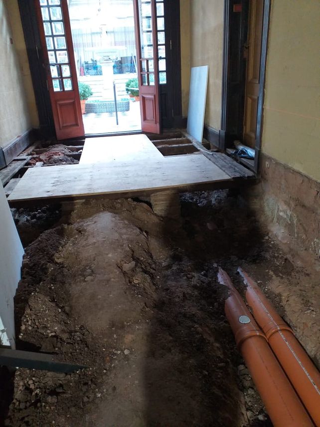 Inician excavaciones para buscar restos arqueológicos en el hall central del Museo Estévez