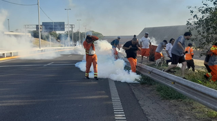 Gases y balas de goma. Los trabajadores portuarios fueron desalojados del puente sobre 27 de Febrero.&nbsp; 