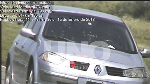 Autos a 170 kilómetros por hora vuelan en autopista Santa Fe-Rosario