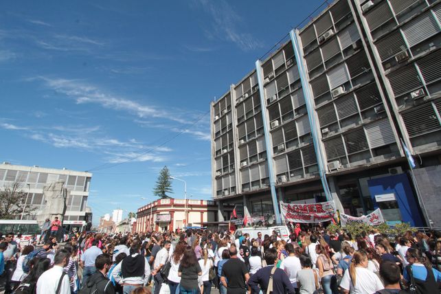 Marche de docentes en la puerta del CGE.