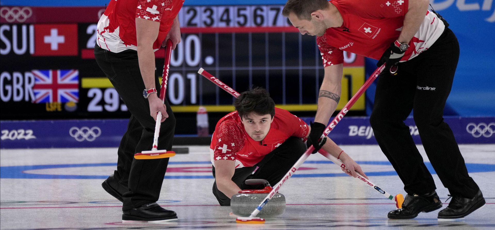 Benoit Schwarz, de Suiza, lanza una piedra durante el partido de curling masculino contra Gran Bretaña, en los Juegos Olímpicos de Invierno de 2022, el lunes 14 de febrero de 2022 en Beijing.