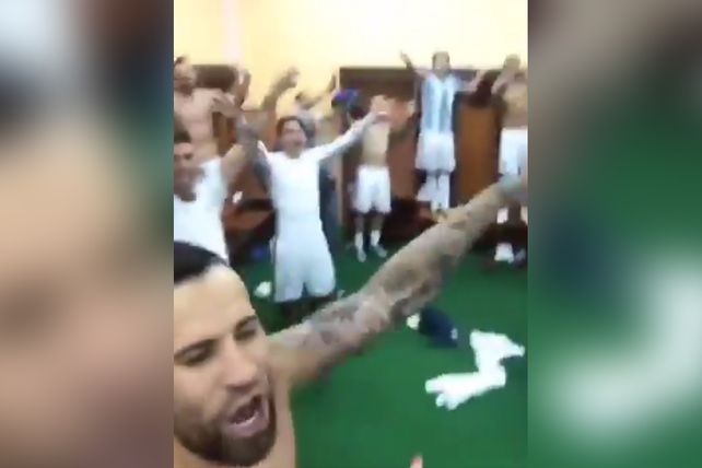 La intimidad. El festejo de todo el plantel argentino en la zona de vestuarios.&nbsp;