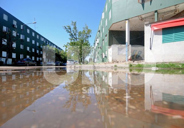Viejo reclamo. La acumulación de agua frente a la escuela Bolívar. Foto: Mauricio Centurión / UNO Santa Fe