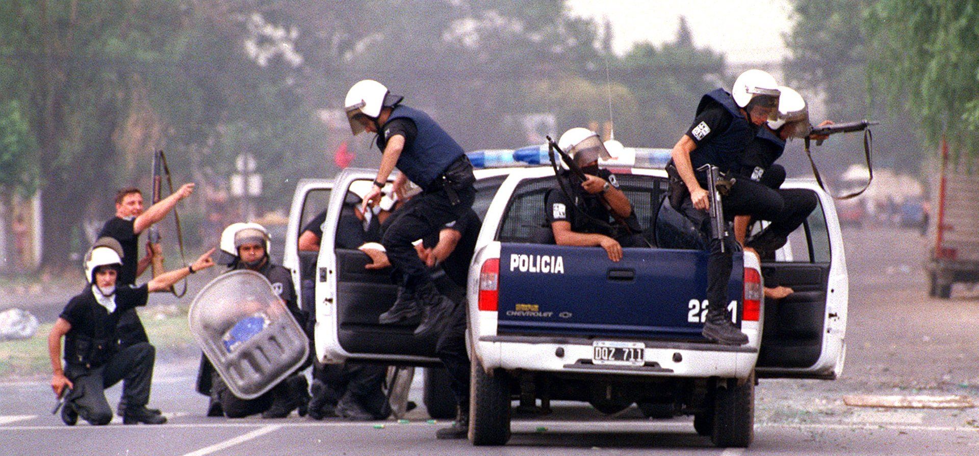 20/12/2001.Policías se ponen a cubierto luego  que, desde el interior de la calle  Amenábar y Avellaneda , les disparan con armas de fuego. En ese tiroteo resulto herido Claudio Berón, cronista de La Capital .
