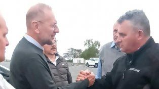 El ministro de Gestión Pública, Marcos Corach, y el padre de la mujer herida se dieron la mano para poner fin a la protesta en la autopista.