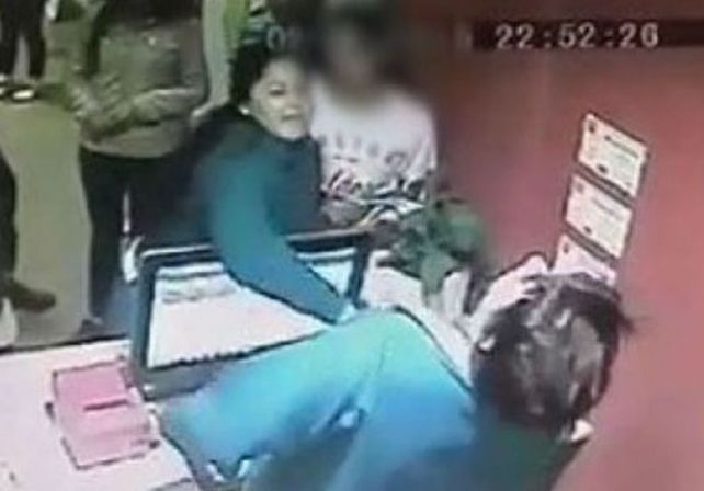 Golpeó a una empleada porque no dejaba que su hija entrara al cine