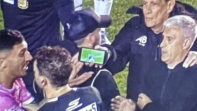 Insólito: cobró un penal y lo anuló tras ver la imagen por celular
