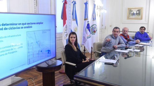 Javkin exhibi&oacute; gr&aacute;ficos donde mostr&oacute; c&oacute;mo se ampliar&aacute; en 34 kil&oacute;metros la red de ciclov&iacute;as.