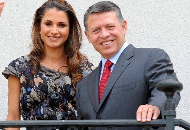La reina de Jordania pasea por las calles porte&ntilde;as y deslumbra con su belleza