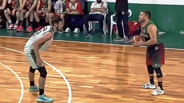 Unión de Crespo trabajó para salir victorioso ante Recreativo por 66-60.