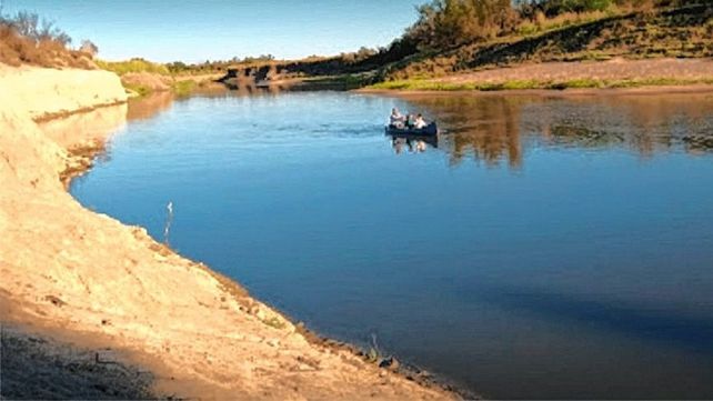 El hombre quiso evitar un control policial y decidió tirarse al río