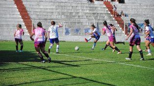 El remate de Yasmín Scheffer se dirige a la red. La goleadora aportó cinco tantos.&nbsp;