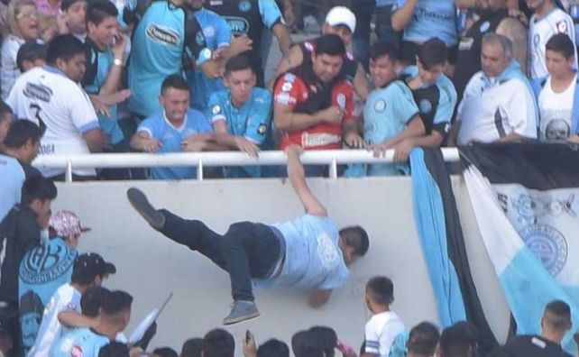 El joven que tiraron al vacío en la popular del Kempes tiene muerte cerebral