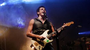 El cantante y líder de Divididos donó una de sus guitarras a la organización La Garganta Poderosa para rifar y recolectar fondos para los comedores comunitarios.