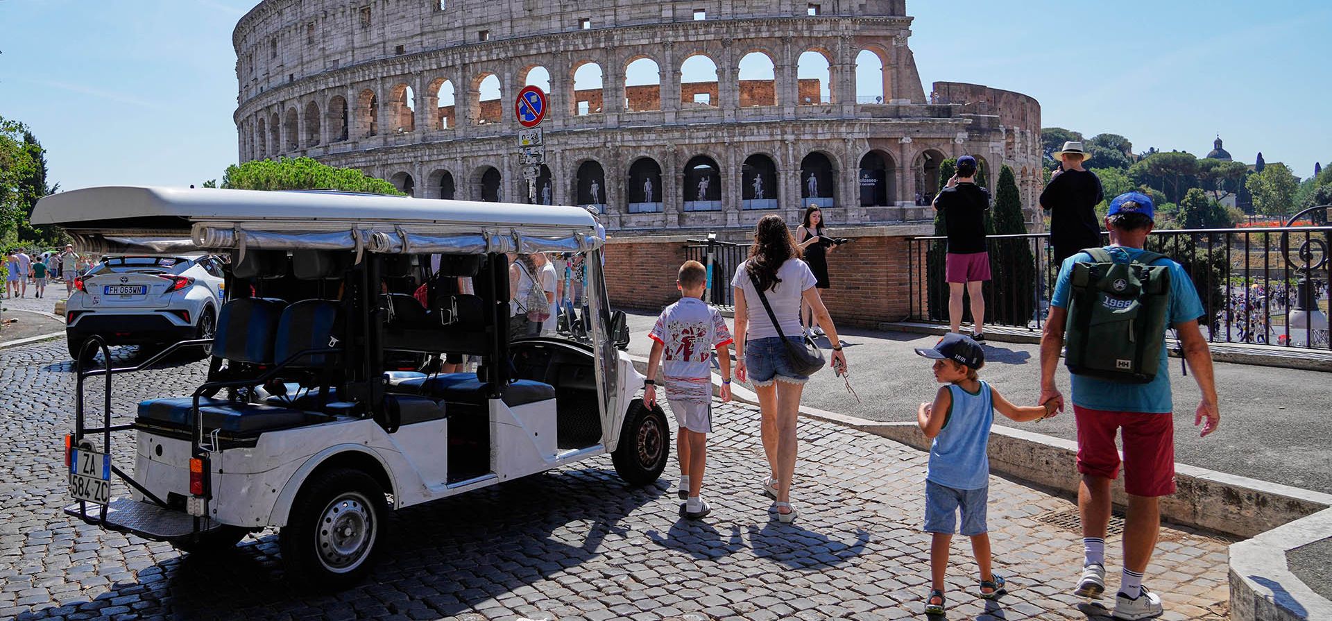 Turistas recorren las calles circundantes, en Roma, el martes 18 de agosto de 2026, destacando la creciente presencia de vehículos en el centro histórico de la capital mientras las autoridades actúan para frenar una industria a la que sus críticos culpan de empeorar la congestión, estacionarse ilegalmente y fomentar la saturación turística. (AP Foto/Gregorio Borgia)