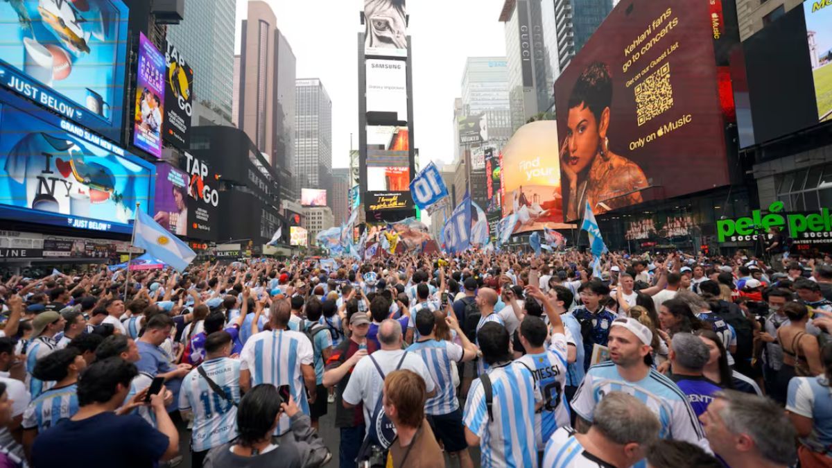 Uno Santa Fe | Miles de argentinos coparon Times Square con un multitudinario banderazo en la previa de la final del Mundial